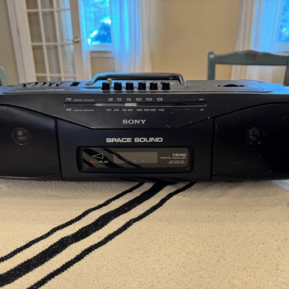 Sanyo CFS-205 Boombox-AM/FM Radio and Cassette Player